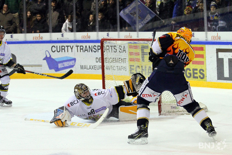 Dominic Nyffeler s'est offert un blanchissage dans la cage du HC Ajoie en mettant plusieurs fois son veto face aux attaques neuchâteloises (photo : Enrico Quaranta).