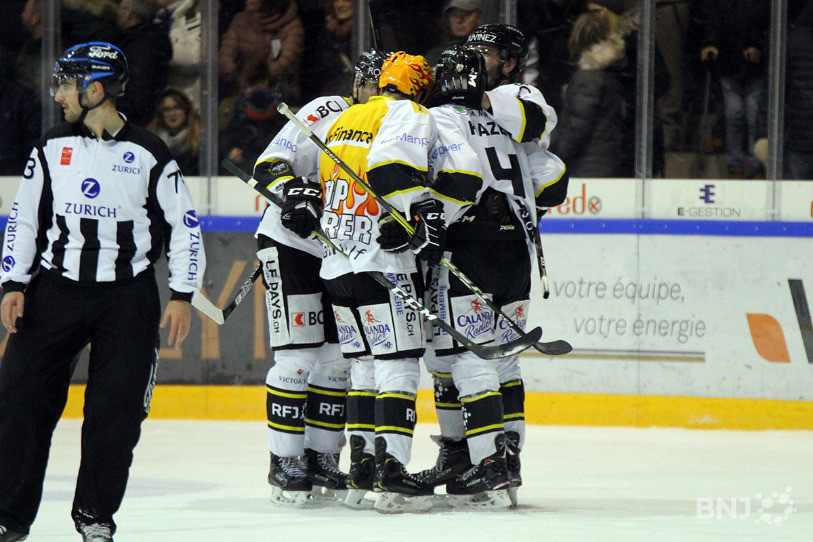 Les joueurs du HC Ajoie peuvent se congratuler (photo : Enrico Quaranta).