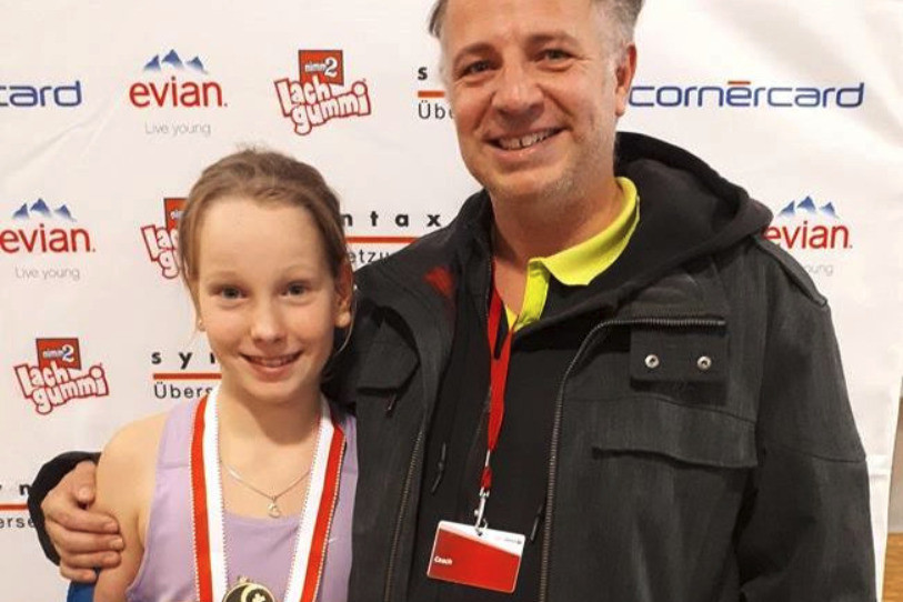 Jéhanne Erard et son entraîneur Julien Gunzinger avec la médaille d'or nationale (photo : IMPACTENNIS).