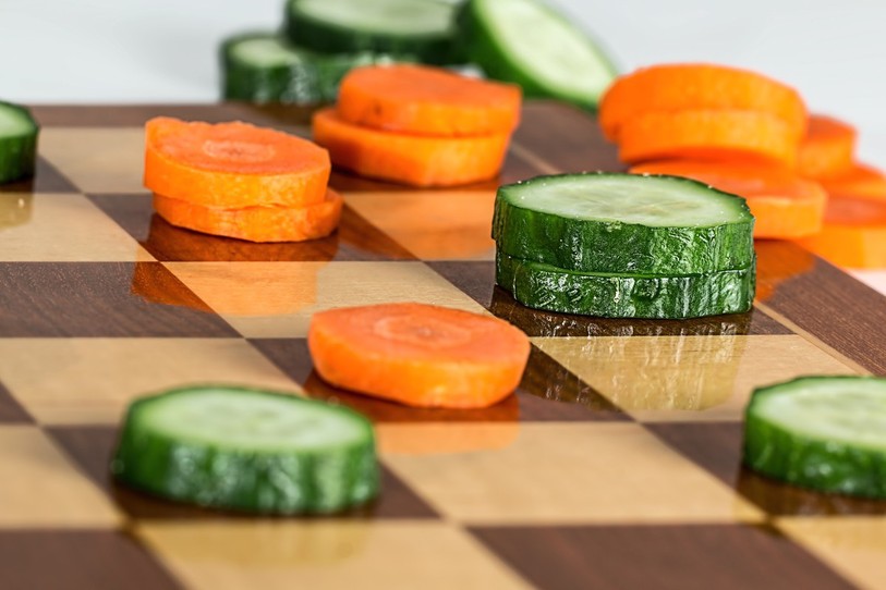 morceaux de légumes sur un échiquier