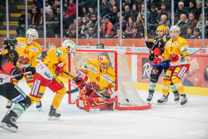 Elien Paupe (ici dans la cage biennoise face à Berne) doit subir une intervention chirurgicale et mettre un terme à sa saison (photo : archives).