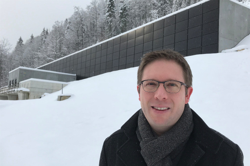 Patrick Tanner pose devant le nouveau réservoir des Philosophes de St-Imier. (photo : Patrick Tanner)