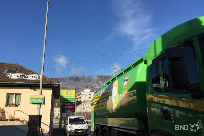 L'acheminement compliqué des carburants en Suisse explique une partie de la différence de prix.