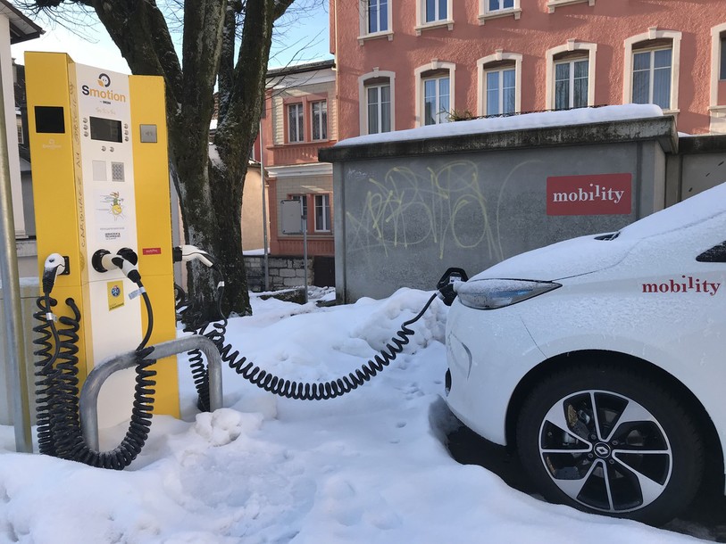 Le véhicule peut être rechargé à la borne « Smotion ». (Photo : Municipalité de St-Imier)