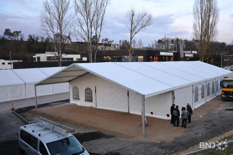 La nouvelle tente a déjà pris place de l'autre côté du chemin d'accès au Voyeboeuf, reste désormais à l'aménager.