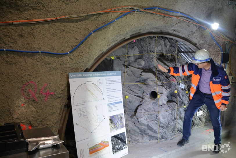 Le géologue Christophe Nussbaum montre l'un des lieux de tests dans le laboratoire souterrain du Mont Terri.