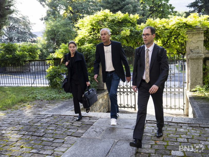 Cédric Flaction, entouré de ses avocats, a été condamné en appel mardi matin par le Tribunal cantonal valaisan. (Photo : KEYSTONE/CYRIL ZINGARO.)