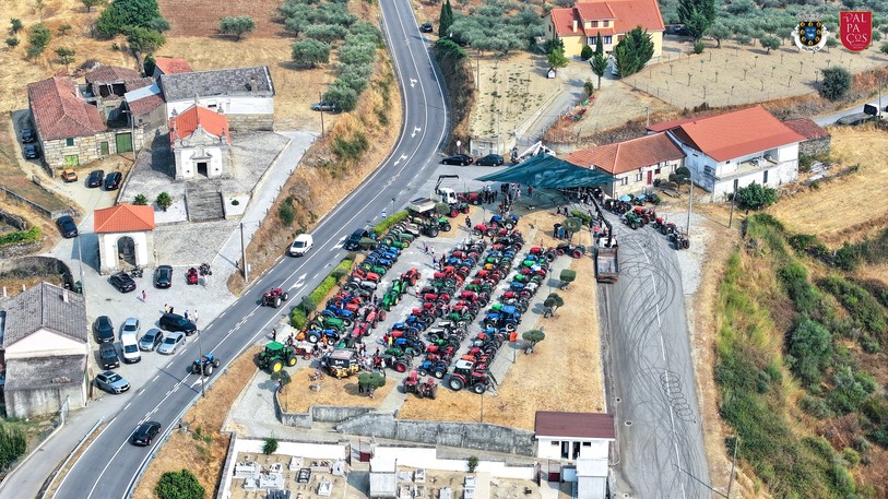 Une centaine de tracteurs étaient réunis cet été sur la place du village pour la bénédiction. Photo : Município de Valpaços