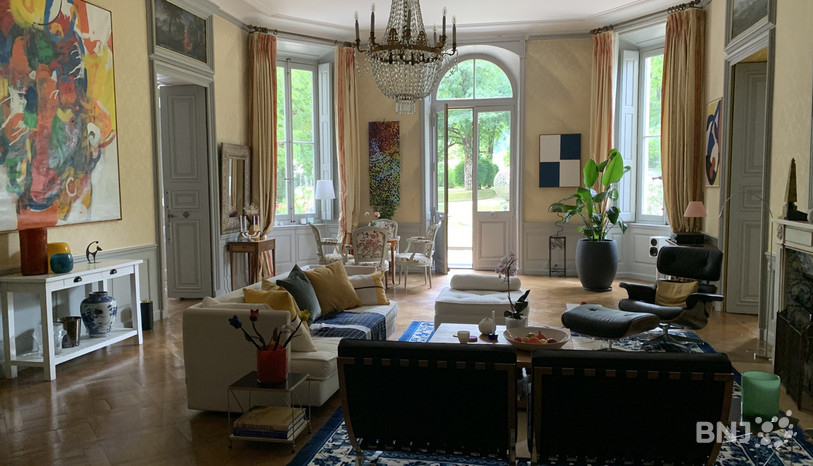 Initialement de style rococo, le grand salon du Château d'Ivernois accueille désormais les touches de modernité de son nouveau locataire.