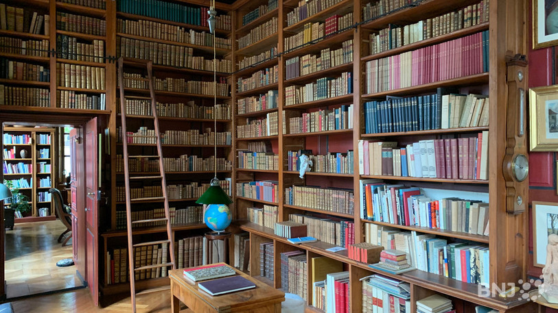 Les rayonnages de la bibliothèque Château d'Ivernois abritent de précieuses œuvres de Jean-Jacques Rousseau.