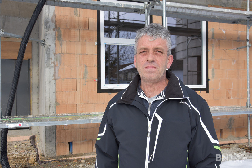 Le nouveau maire de Lajoux pose ici devant la Maison des oeuvres actuellement en travaux. Le bâtiment en cours d'agrandissement devrait être inauguré en septembre.