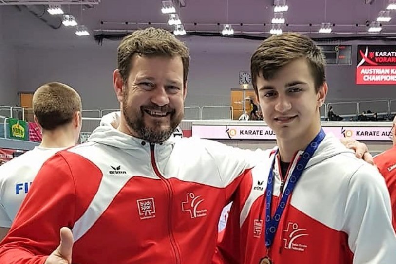 Arben Pjetraj (à dr.) peut savourer ce podium avec Roland Pffefli, le coach national M16-M18.