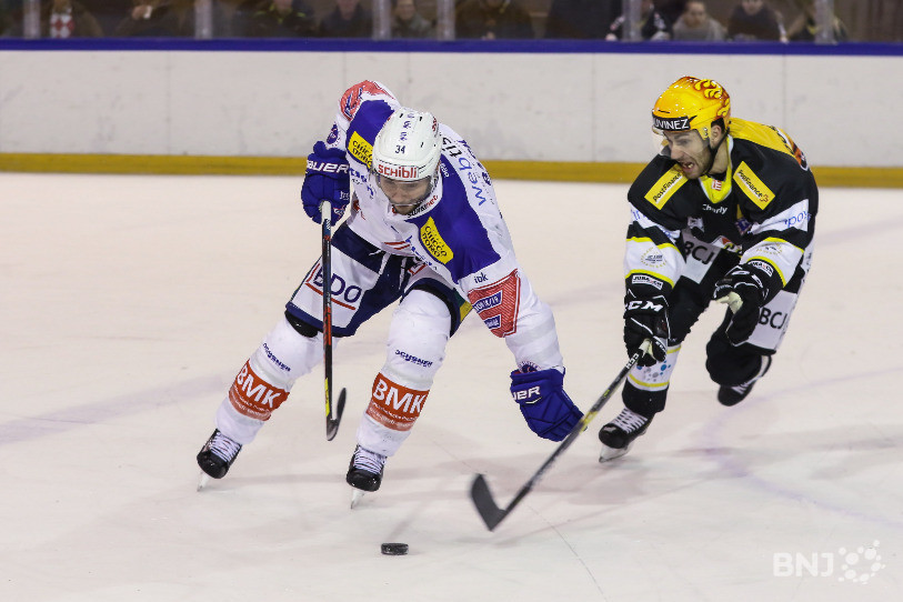 Philip-Michaël Devos et le HC Ajoie finiront par prendre le dessus sur René Back et Kloten (photo : Mauricette Schnider).