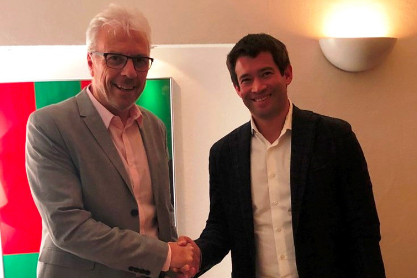 Ueli Schwarz (à gauche) rejoint le HC Bienne du président Patrick Stalder (photo : www.ehcb.ch).