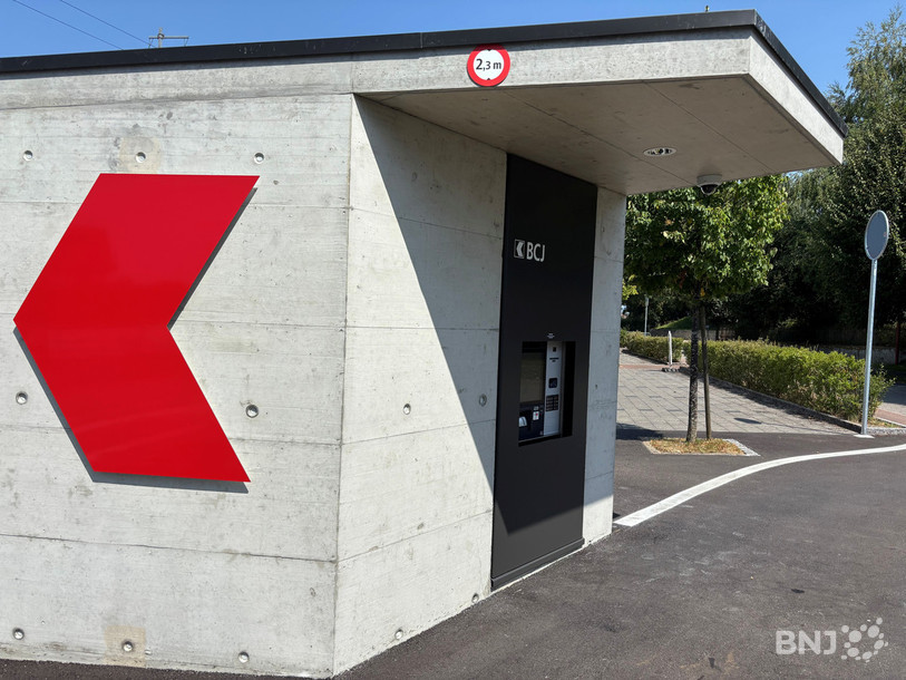 Les distributeurs à billets prennent place dans de petites structures en béton dédiée uniquement à cette prestation bancaire, comme ici à Courgenay.