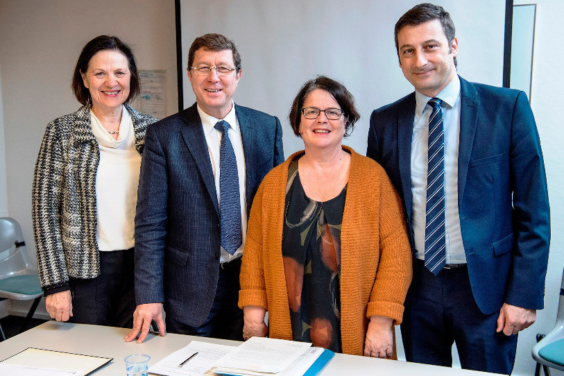 Ministre jurassien de la Santé, Jacques Gerber (tout à droite) a signé l’adhésion du Jura à l’association CARA. Il est ici en compagnie des conseillers d’Etat Esther Waeber-Kalbermatten (VS), Mauro Poggia (GE/président de CARA) et Anne-Claude Demierre (FR, de gauche à droite). Absent sur la photo : Pierre-Yves Maillard (VD) (photo Jean-Bernard Sieber/ARC)