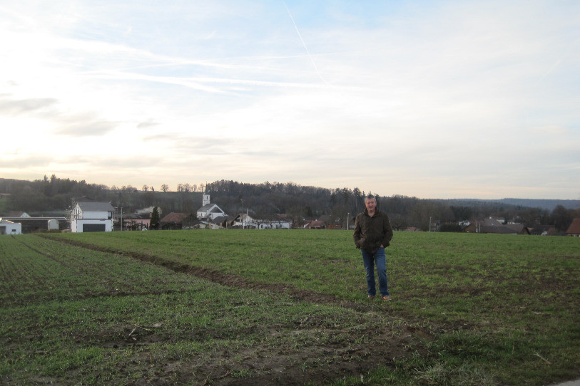 Le maire de Damphreux, Michel Henry, a choisi de se faire prendre en photo dans des champs sur les hauteurs de son village.