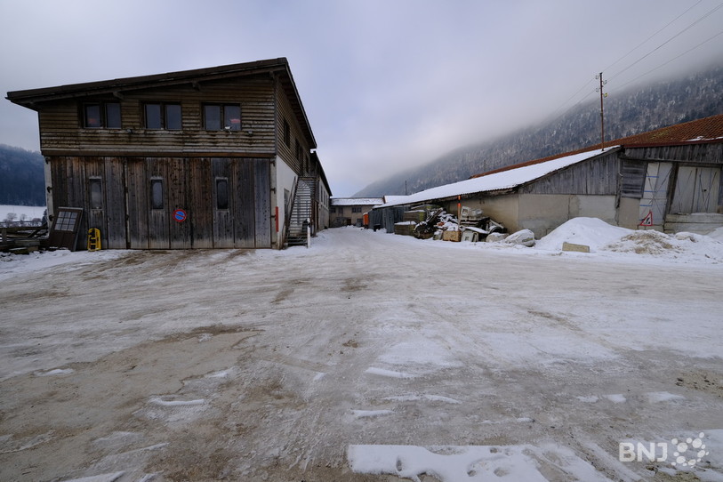 Les nouveaux locaux des services techniques seront aménagés dans ces bâtiments situés au sud de la Gare de St-Imier. 