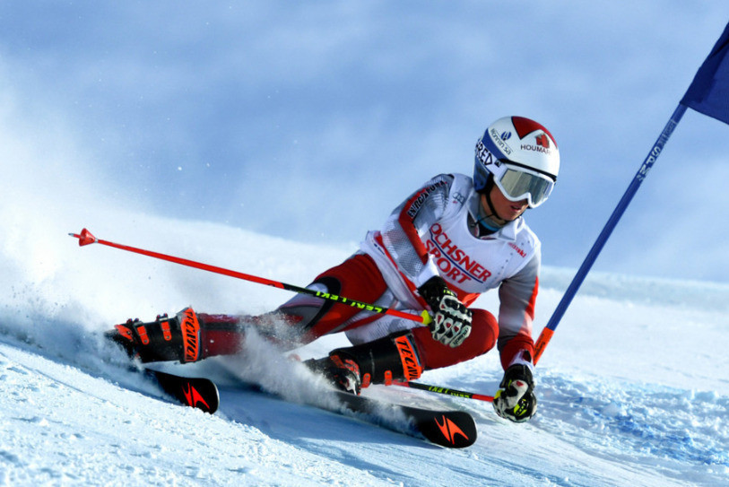 Bastien Hirschi, champion m16 l'an dernier, a réussi ses débuts chez les adultes en remportant les championnats jurassiens de slalom.