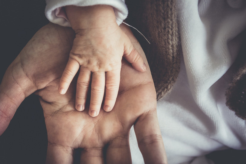 Les élus jurassiens vont déposer une initiative cantonal en matière fédéral concernant le congé parental et paternité. (Image d'illustration)