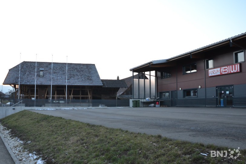 Une vue du site situé dans le village de Rossemaison.