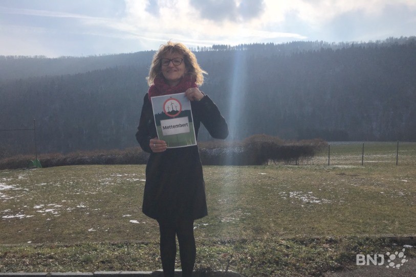 Marie-Françoise Mertenat, initiatrice de la pétition, devant la colline qui devrait accueillir les éoliennes du parc de la Haute-Borne.