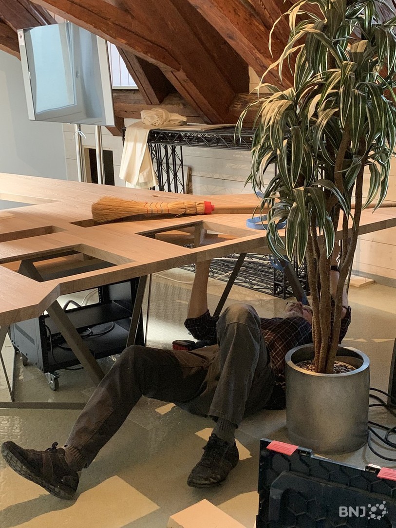 Philippe est couché sous la nouvelle table... Et.. oh... à côté de lui, la plante !!! Toujours là !
