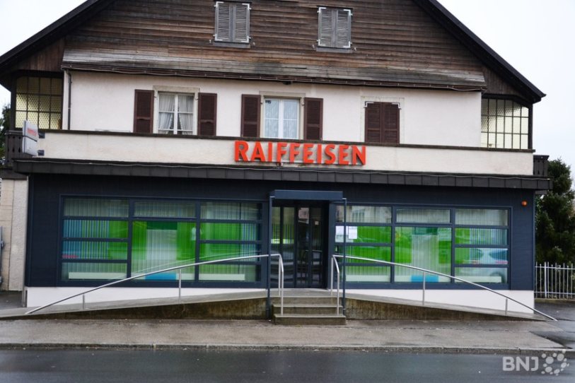 La Raiffeisen va quitter son bâtiment actuel à Bassecourt pour de nouveaux locaux situés près de la gare (photo : archives).