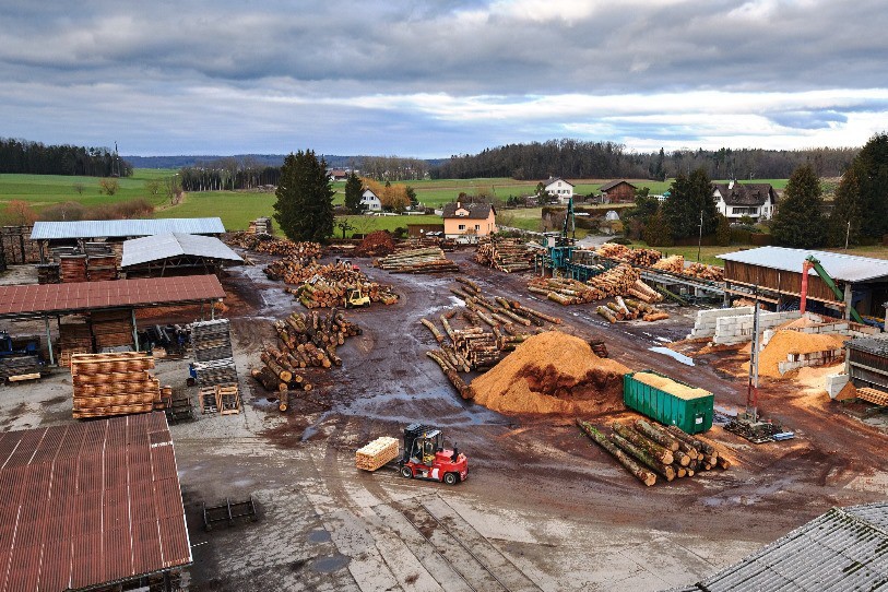 La scierie de Vendlincourt vivra aussi au rythme de la nouvelle patinoire ces prochaines semaines (photo : groupe Corbat).