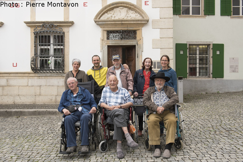 Les résidents devant le Musée jurassien d'art et d'histoire