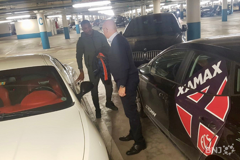Serey Die qui est arrivé à 16h40 a été directement accueilli par le président de Xamax, Christian Binggeli.