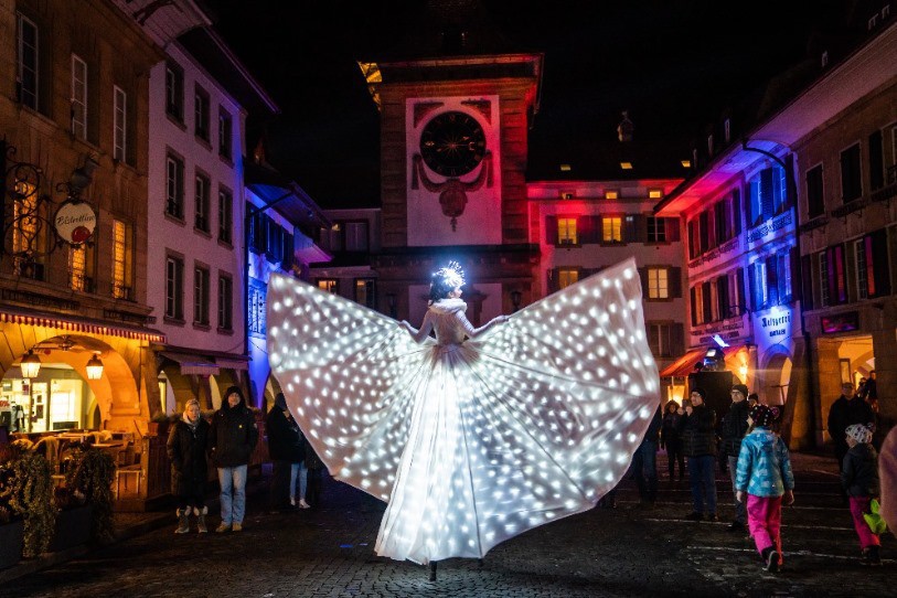 La grande rue de Morat a été particulièrement animée cette année. Photo: Festival des lumières / Adrian Scherzinger.