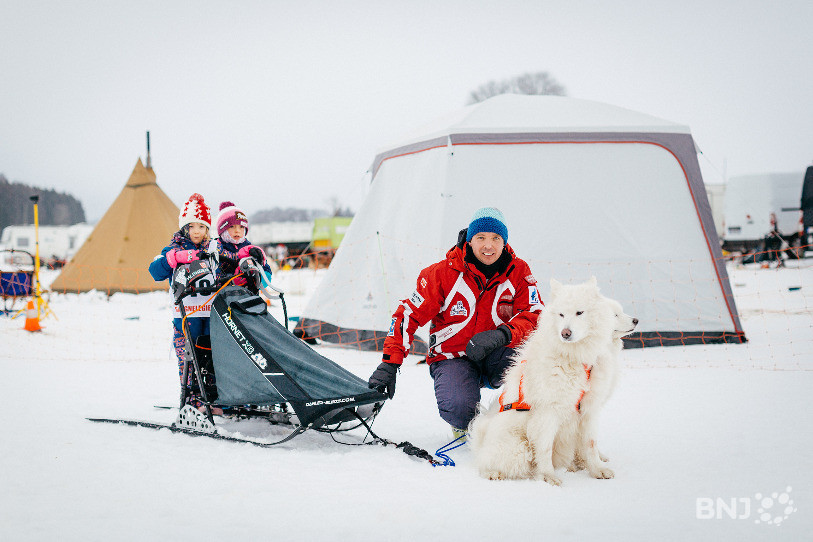 Jo a transmis sa passion à ses filles : à seulement 5 et 7 ans, Margaux et Julie ont déjà participé à plusieurs courses de chiens de traîneaux.