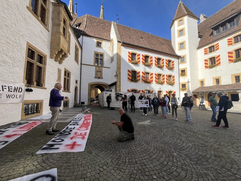 Alain Prêtre a dénoncé le « massacre du loup » au cœur de la cour du château de Neuchâtel. 