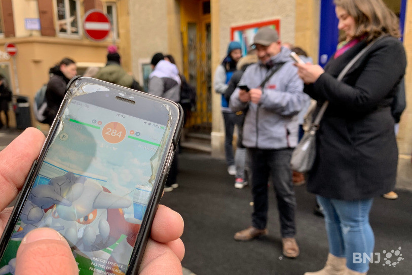 Un attroupement de joueurs de Pokémon Go au centre-ville de Neuchâtel