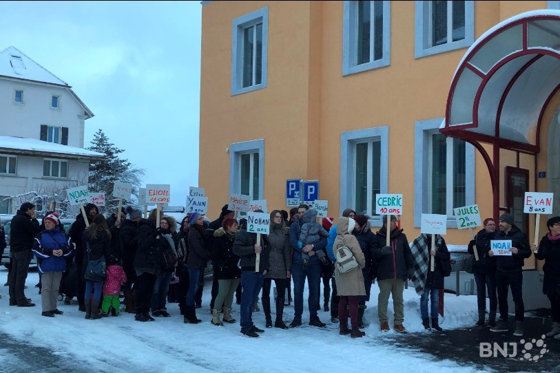 Ils étaient une quarantaine de parents à venir manifester leur indignation ce lundi matin devant l'administration communale à Cernier.