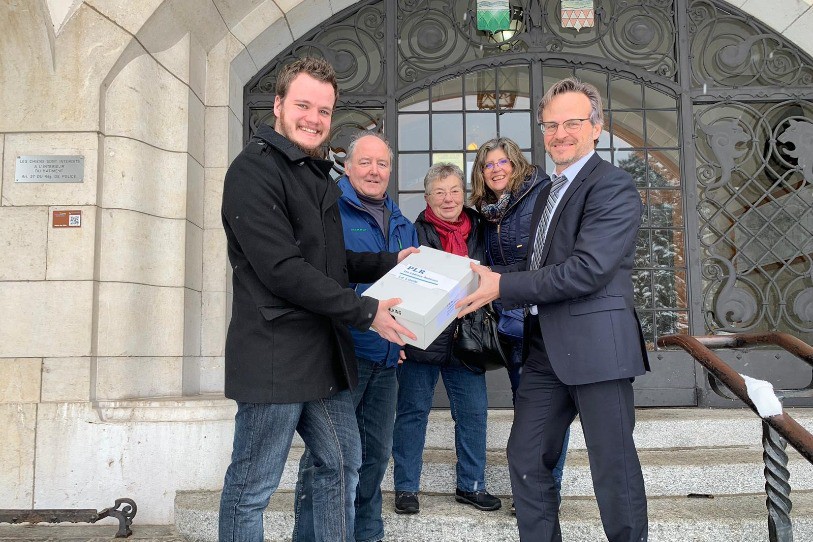 La section du Locle du PLR a remis les signatures au chancelier, Patrick Martinelli. Photo : SP.