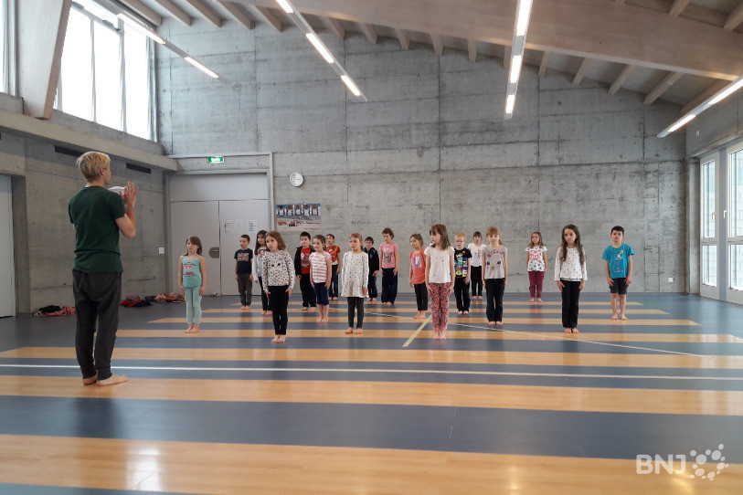 21 élèves de primaire du Noirmont sont encadrés par des professionnels de la scène.