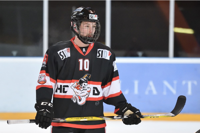 Avec quatre buts et trois assists, Steven Barras a été le bourreau du HC Tramelan jeudi soir (photo : archives).