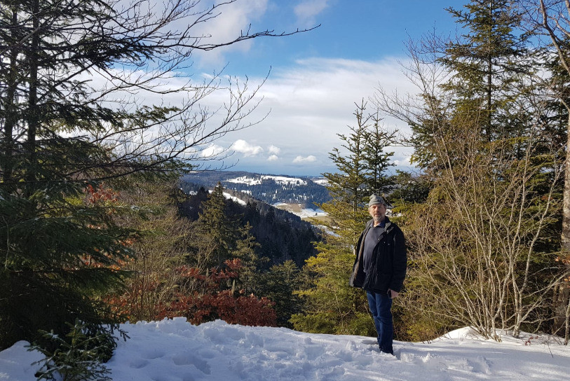 André Christen se trouve sur les hauts de Petit-Val. Un endroit qu’il apprécie car il permet d’observer les quatre localités de la commune. (Photo : André Christen)