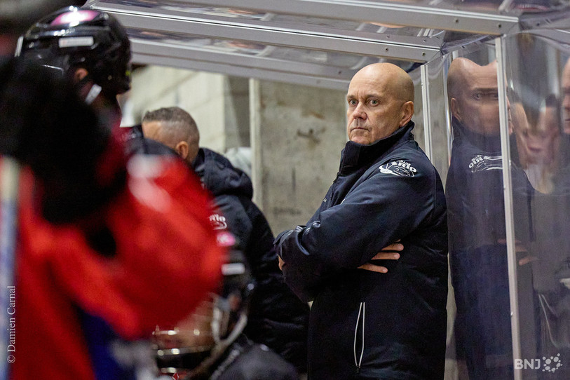Gary Sheehan est perplexe : malgré un début de match tonitruant, le HC Franches-Montagnes a quitté Seewen sans point. (Photo : archives Damien Carnal)