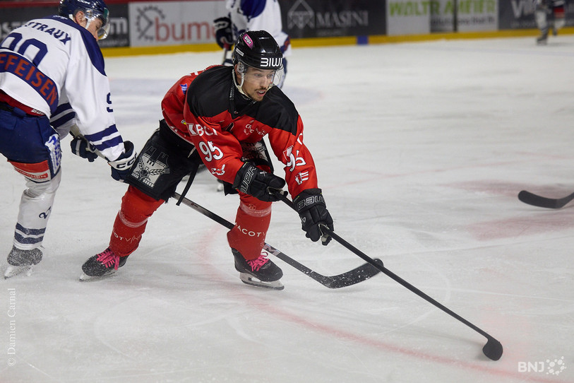 Arnaud Schnegg s'est offert un doublé pour offrir la victoire au HC Franches-Montagnes. (Photo : archives Damien Carnal).