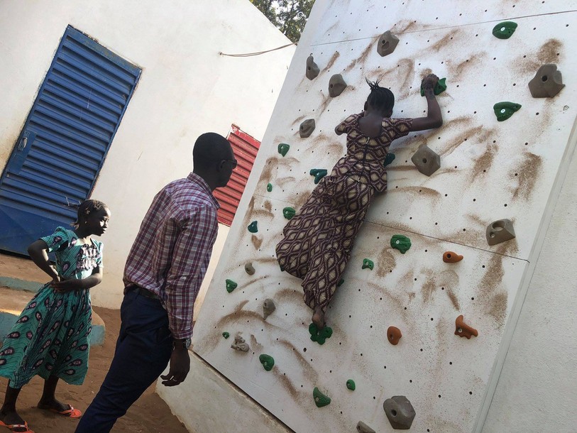 Jeune fille sur un mur de grimpe