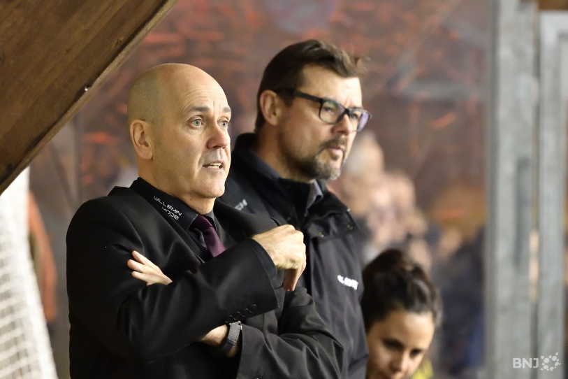 Gary Sheehan (ici avec Vincent Léchenne) a redonné de la substance au HC Ajoie en modifiant ses trios offensifs dès la deuxième période (photo : archives).
