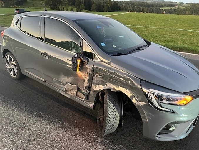Deux voitures sont entrées en collision ce jeudi matin entre La Cibourg et Les Bois. (Photo : Police cantonale jurassienne)