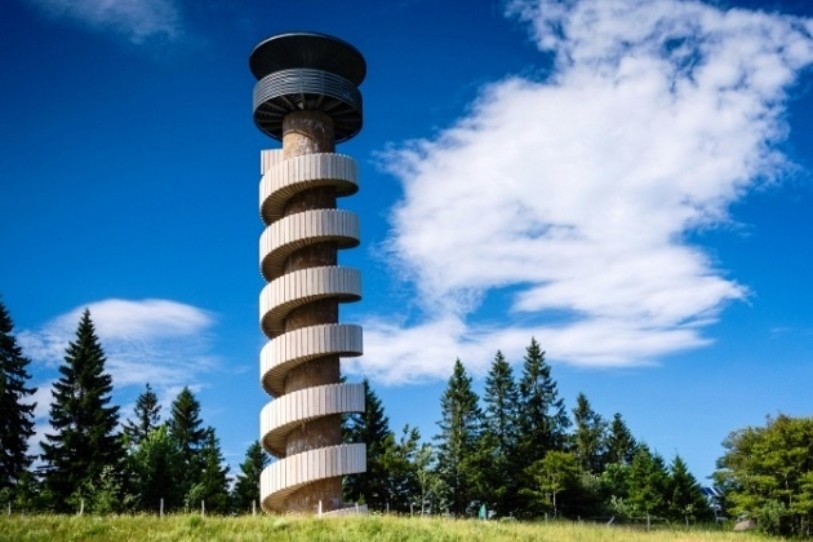Les participants au Championnat de Suisse de course de la montagne n'auront qu'une idée en tête : arriver le plus vite possible à la Tour de Moron (photo : jurabernois.ch).