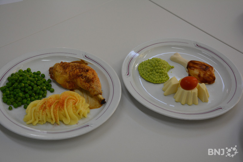Un exemple de repas à texture modifiée (à droite), très fidèle à son modèle. Si la consistance des aliments change forcément, le but est de garder un aspect et un goût les plus authentiques possibles, pour que les patients aient toujours un plaisir gustatif.