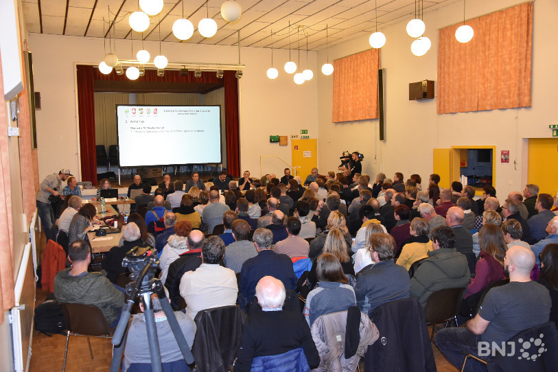 La foule s'est pressée à la salle communale de Sonvilier malgré les conditions météo difficiles.