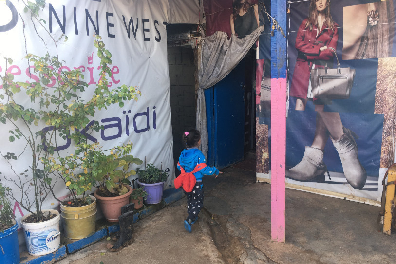 La petite Fattouma devant Zahle, le settlement où elle vit. (Photo: Jérôme Favre)