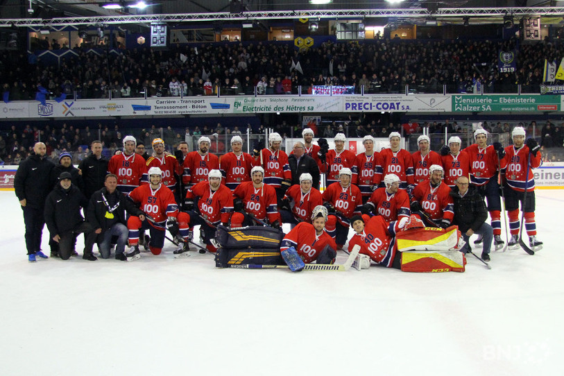 Les joueurs du HC La Chaux-de-Fonds arboraient un maillot spécial pour ce match.